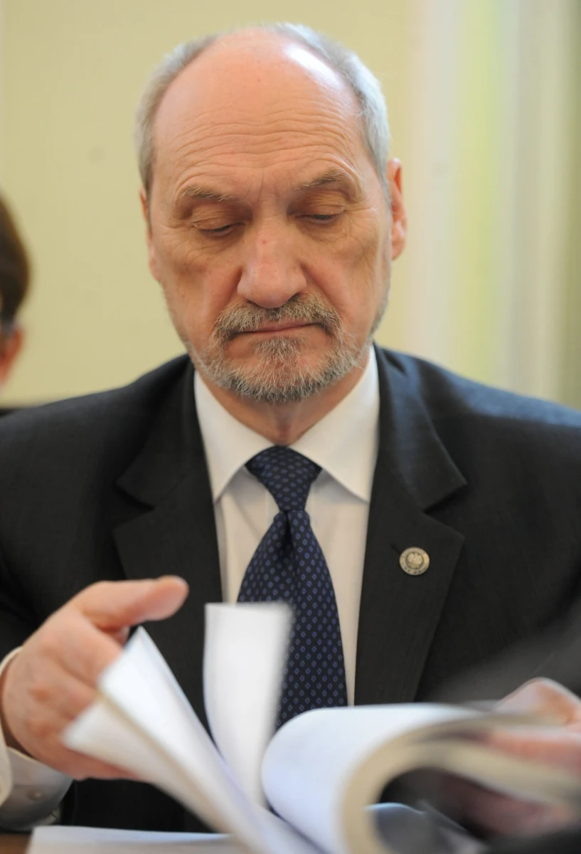 "Nieudolność, amatorszczyzna, brak osłony kontrwywiadowczej" - wiemy, jak Radosław Sikorski, niegdyś szef MON w rządzie Jarosława Kaczyńskiego, uzasadniał skierowany do premiera wniosek o odwołanie Antoniego Macierewicza z funkcji wiceministra obrony. Do treści tego dokumentu dotarł dziennikarz RMF FM Konrad Piasecki. 