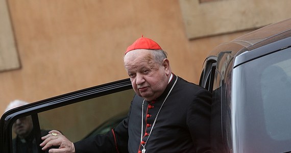 Metropolita krakowski kardynał Stanisław Dziwisz apeluje o zwrot relikwii krwi Jana Pawła II. Została ona skradziona z kościoła w górach w Abruzji we Włoszech. Od poniedziałku relikwii szukają karabinierzy, wszczęto też dochodzenie w tej sprawie. 