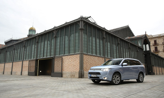 Mitsubishi wprowadza na polski rynek Outlandera w wersji PHEV. Jest to samochód o napędzie hybrydowym z możliwością ładowania z gniazdka sieciowego.