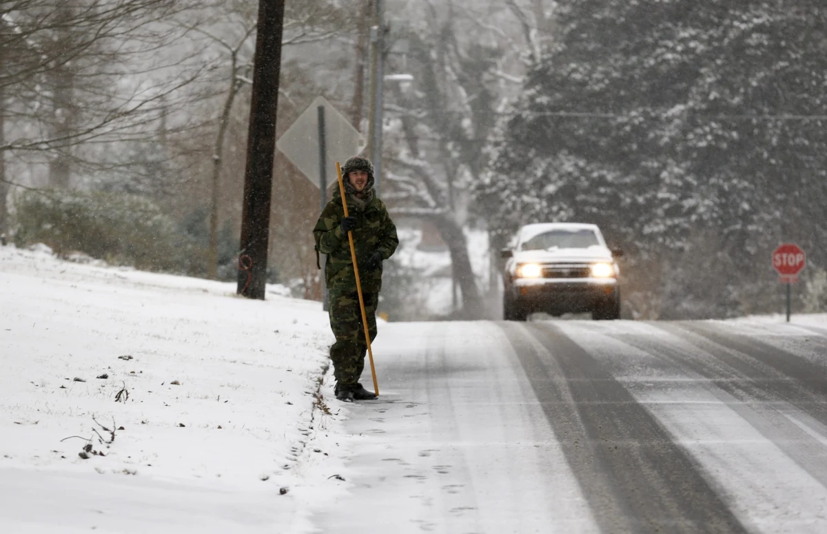 Burza śnieżna, która wczoraj przeszła nad nieprzywykłym do takich ekstremalnych zjawisk atmosferycznych południem Stanów Zjednoczonych, spowodowała ogromny chaos. Rano Atlanta - stolica stanu Georgia - była sparaliżowana.