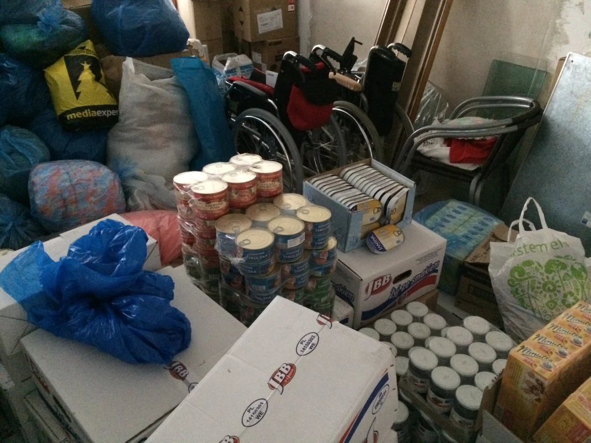 Z Lublina na Ukrainę jedzie ciężarówka z dziesięcioma tonami darów dla uczestników protestów. Trwa zbiórka na kolejne transporty. "Z magazynów Caritas m.in. z Przemyśla i Poznania przyjechało do nas blisko 10 ton ubrań, żywności, artykułów higienicznych, leków i materiałów opatrunkowych" - mówi ksiądz Wiesław Kosicki, szef lubelskiego oddziału Caritas.