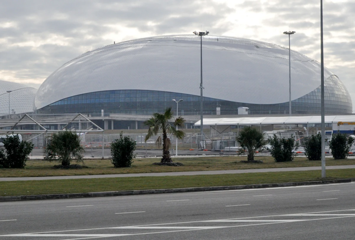 Region Soczi jest aktualnie najbardziej bezpiecznym miejscem na ziemi - zapewnił w środę przewodniczący komitetu organizacyjnego igrzysk olimpijskich Dmitrij Czernyszenko. Zadeklarował, że niezbędne środki bezpieczeństwa, jakie musieli podjąć organizatorzy, nie będą miały wpływu na doskonałą atmosferę igrzysk.