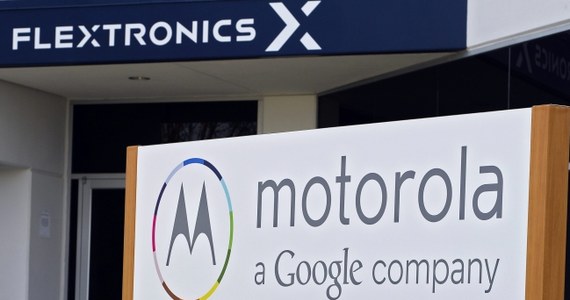 Google sprzedaje Motorolę Mobility chińskiemu koncernowi Lenovo.  Amerykański gigant internetowy potwierdził oficjalnie, że Chińczycy zapłacą za Motorolę 2,91 mld dolarów w gotówce i akcjach.  