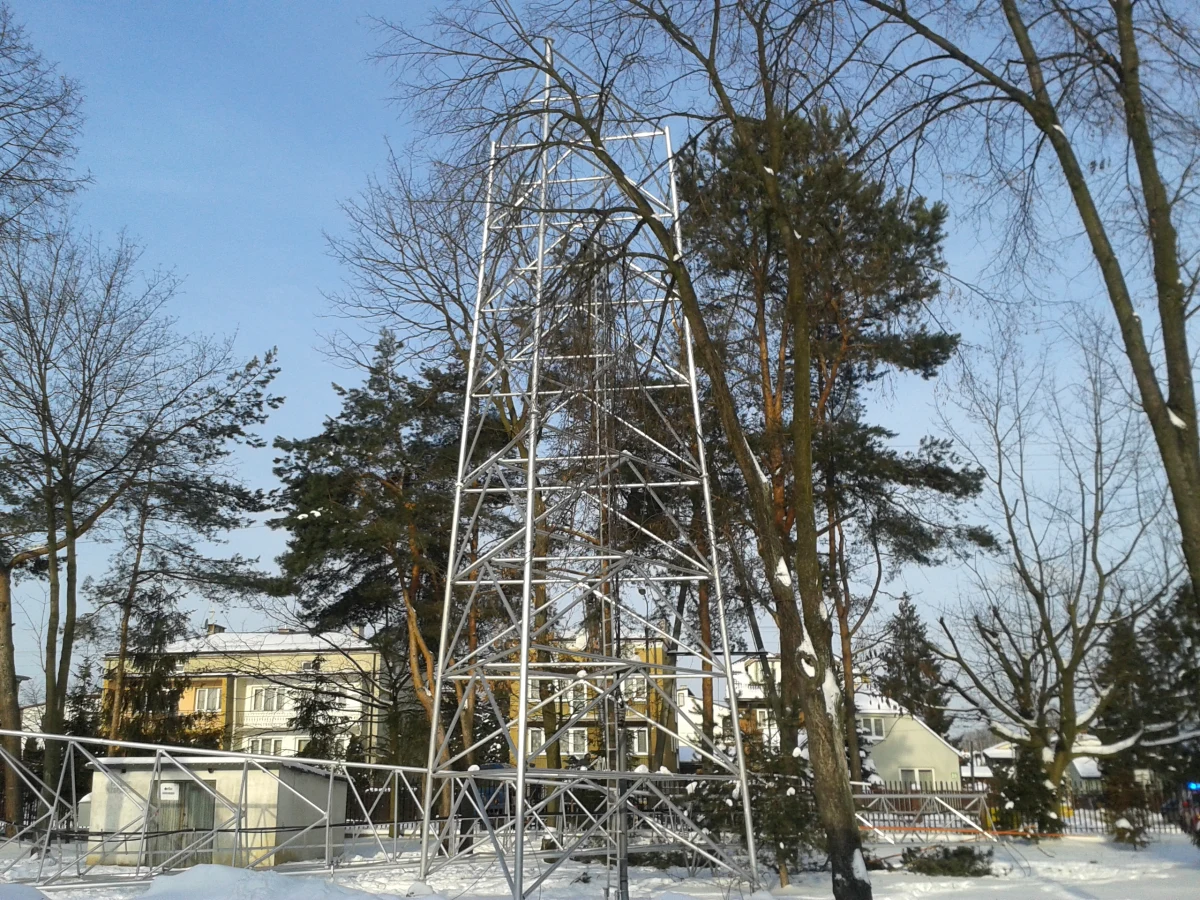 Po niespełna ośmiu godzinach do ponad 500 mieszkań w Wołominie pod Warszawą wrócił prąd. Winnym braku energii elektrycznej jest ważący prawie tonę maszt  antenowy straży pożarnej, który runął na jedną z linii energetycznych. Jego odbudowa może potrwać 2-3 dni.