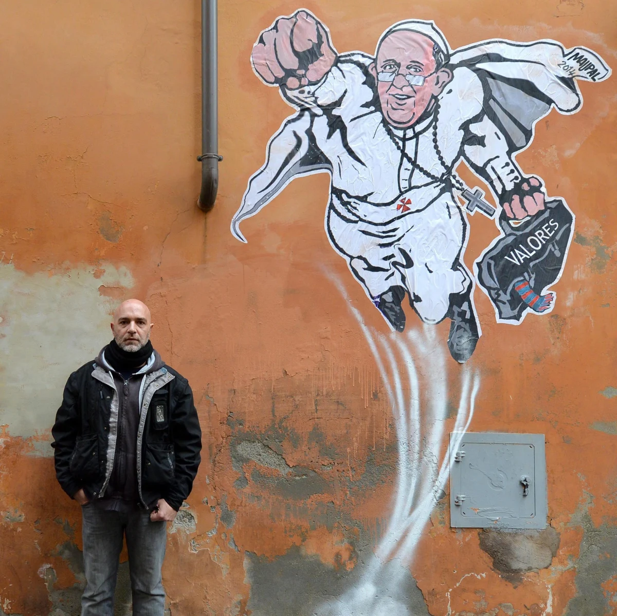 Ze ściany kamienicy koło Watykanu usunięto mural przedstawiający papieża Franciszka jako Supermana. Wizerunek, który był przylepiony do muru, został zdjęty w trosce o "godny wygląd" okolicy.