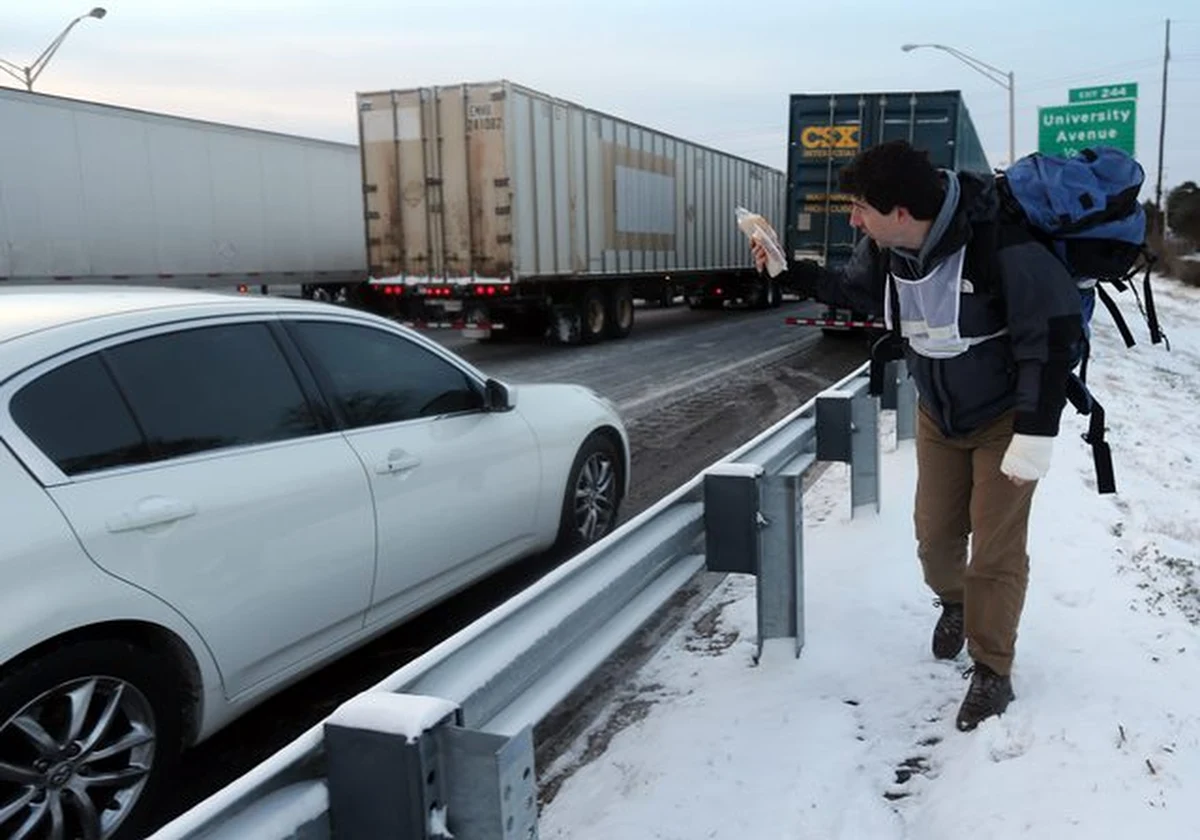 Tysiące amerykańskich uczniów musiało koczować w szkołach, bo zimowe warunki zatrzymały ich w drodze. Ludzie spali w samochodach, które utknęły na autostradach. Południe Stanów Zjednoczonych walczy ze śniegiem i lodem. To rzadkość w tej części USA.
