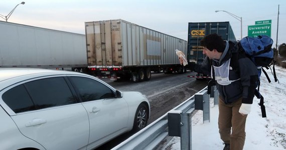 Tysiące amerykańskich uczniów musiało koczować w szkołach, bo zimowe warunki zatrzymały ich w drodze. Ludzie spali w samochodach, które utknęły na autostradach. Południe Stanów Zjednoczonych walczy ze śniegiem i lodem. To rzadkość w tej części USA.
