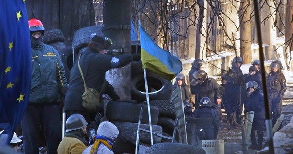 Przyjęcie przez ukraiński parlament ustawy o amnestii, na której treść nie zgadza się opozycja, nie zrobiło wrażenia na demonstrantach z Majdanu Niepodległości. Deklarują, że zostają na posterunku mimo 20-stopniowych mrozów. "Jest chłodno, nawet bardzo, ale w duszy gorąco" - usłyszał od protestujących wysłannik RMF FM do Kijowa Przemysław Marzec. Przeciwnicy władz zbudowali wieżę strażniczą przy jednej z barykad i przygotowują się na starcia z milicją.