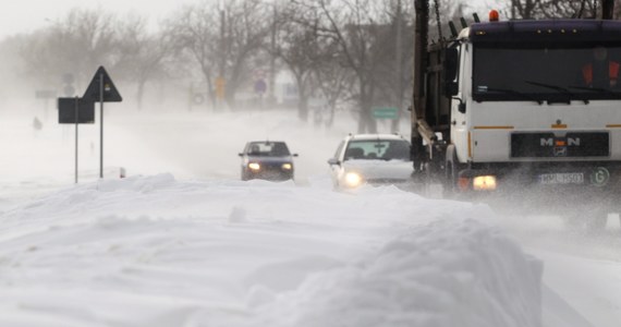 Bardzo trudne warunki panują na drogach w Warmińsko-Mazurskiem. Silny wiatr nawiewa śnieg na drogi i wszędzie tworzą się zaspy. W nocy utknęły w nich m.in. karetka i radiowóz. Nie lepiej jest w Pomorskiem. Tam drogowcy ostrzegają przed marznącym deszczem.