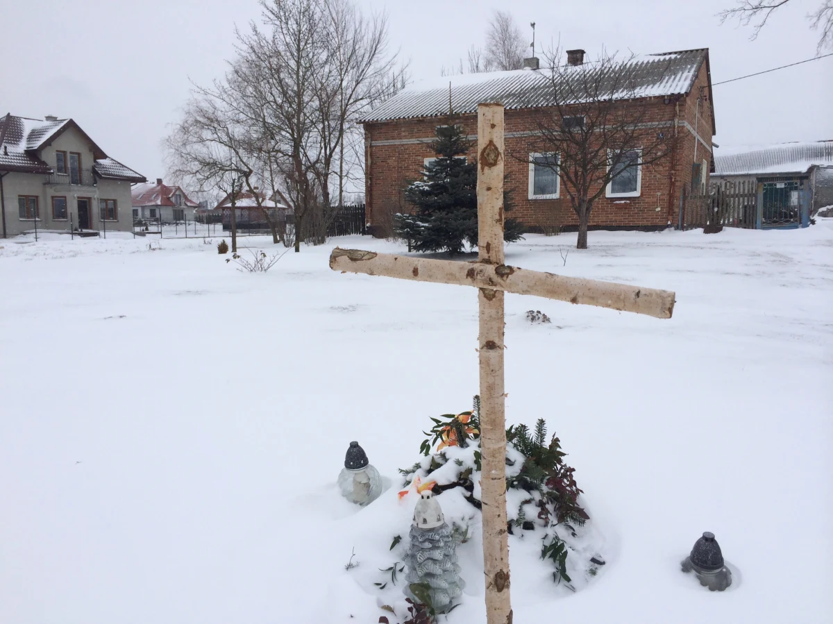 Miesiąc temu, 11 grudnia, w Czarnówce na Mazowszu zginął trzynastolatek. Chłopiec wracał nieoświetlonym poboczem drogi z gimnazjum w Gliniance, kiedy wjechał w niego rozpędzony samochód. Patryk zginął na miejscu, Mariusz N. zbiegł z miejsca w wypadku. Kierowca został zatrzymany we Francji i trafił już do polskiego aresztu. Koledzy Patryka wciąż muszą chodzić do szkoły nieoświetlonymi, pozbawionymi chodników drogami.