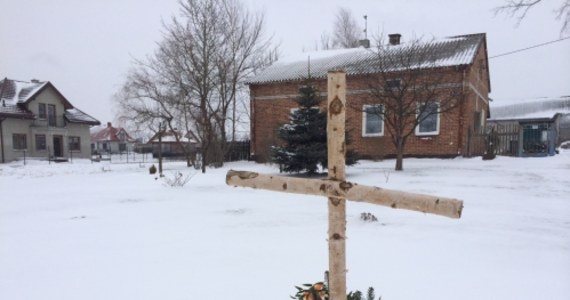 Miesiąc temu, 11 grudnia, w Czarnówce na Mazowszu zginął trzynastolatek. Chłopiec wracał nieoświetlonym poboczem drogi z gimnazjum w Gliniance, kiedy wjechał w niego rozpędzony samochód. Patryk zginął na miejscu, Mariusz N. zbiegł z miejsca w wypadku. Kierowca został zatrzymany we Francji i trafił już do polskiego aresztu. Koledzy Patryka wciąż muszą chodzić do szkoły nieoświetlonymi, pozbawionymi chodników drogami.