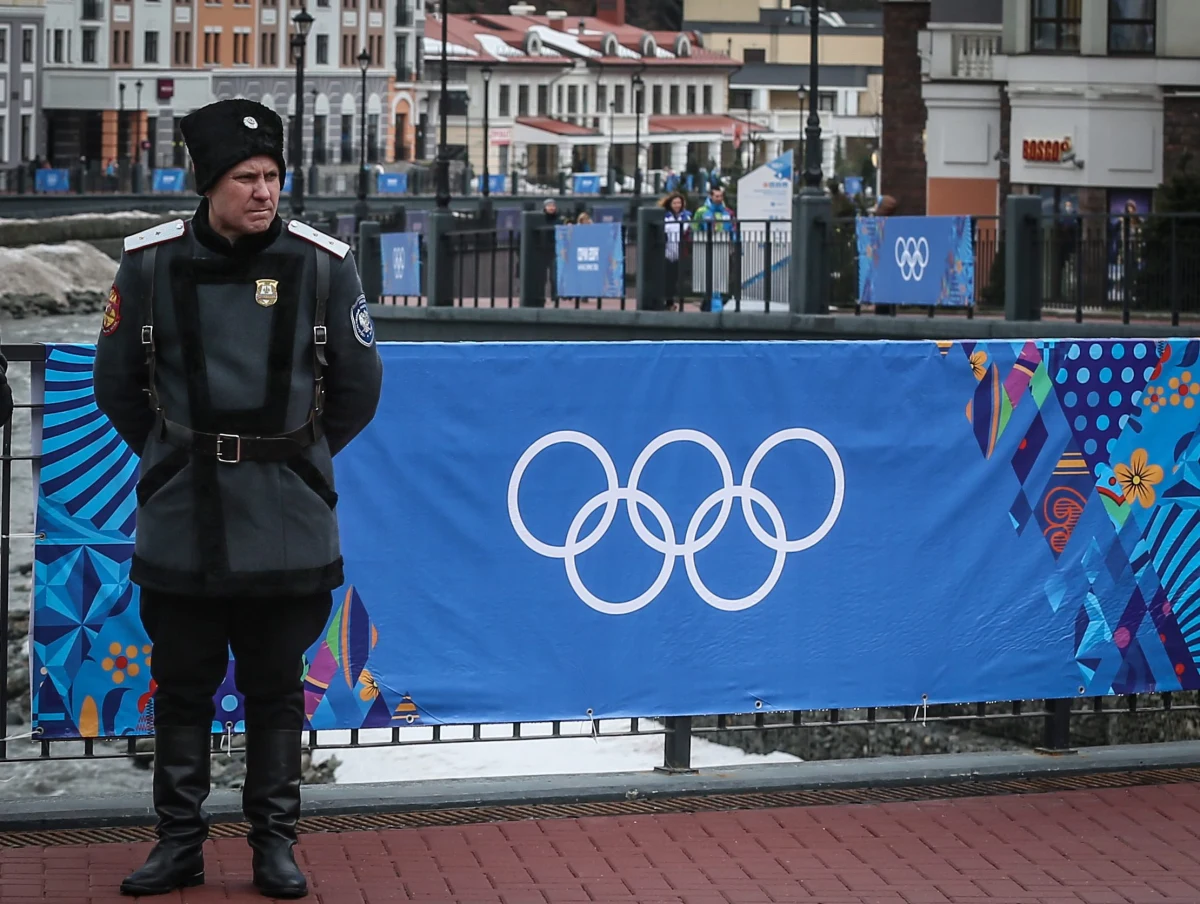 Podczas 22. Zimowych Igrzysk Olimpijskich w Soczi nad bezpieczeństwem uczestników, gości i kibiców czuwać będzie ponad 70 tys. policjantów, funkcjonariuszy służb specjalnych i żołnierzy - informuje moskiewski dziennik "Wiedomosti". Przewodniczący komitetu organizacyjnego igrzysk Dmitrij Czernyszenko oświadczył, że region Soczi jest aktualnie najbezpieczniejszym miejscem na ziemi. 