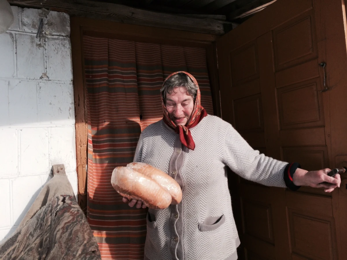 "Jesteśmy odcięci od świata. Ludzie nie mają nawet dostępu do sklepu, w domach brakuje chleba" - taki dramatyczny list dostaliśmy od mieszkańców wiosek na Lubelszczyźnie. Naszemu dziennikarzowi po kilku godzinach niełatwej podróży udało się w końcu dotrzeć do miejscowości Sobieska Wola. Mieszkańcom przywiózł chleb. Takich wiosek, gdzie śnieżne zaspy sięgają co najmniej pasa, jest kilka.