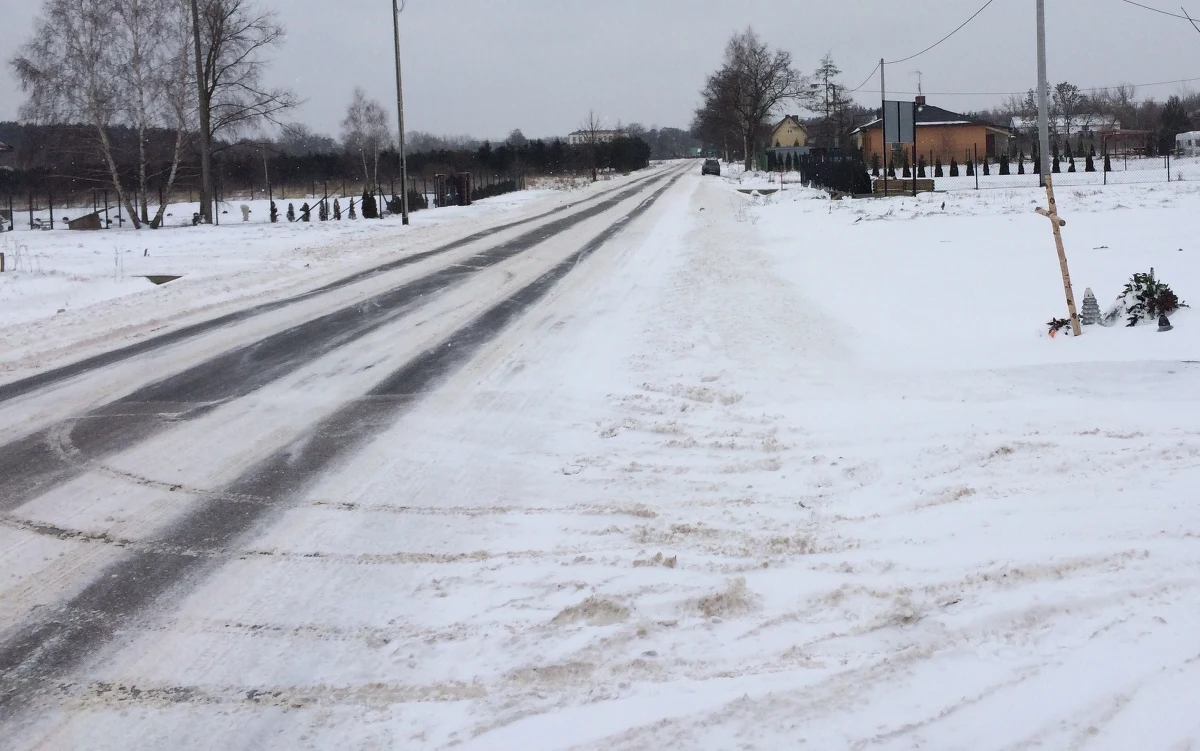 Po interwencji RMF FM starostwo w Otwocku obiecuje budowę chodników na drogach prowadzących do gimnazjum w Gliniance. Ponad miesiąc temu uczeń tej szkoły, trzynastoletni Patryk, został śmiertelnie potrącony w Czarnówce przez Mariusza N. Po tragedii koledzy Patryka zebrali tysiąc złotych na budowę chodnika i wysłali je do starostwa w Otwocku wraz z listem, w którym proszą o zajęcie się problemem.