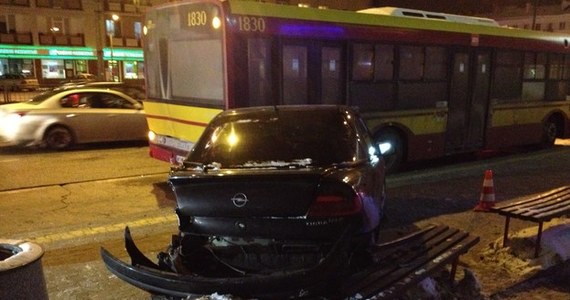 Kierowanie pojazdem pod wpływem alkoholu i spowodowanie wypadku - takie zarzuty usłyszał kierowca, który wczoraj wieczorem wjechał w grupę pasażerów na przystanku autobusowym przy placu Szembeka w Warszawie. Mężczyzna miał w organizmie dwa promile alkoholu. 