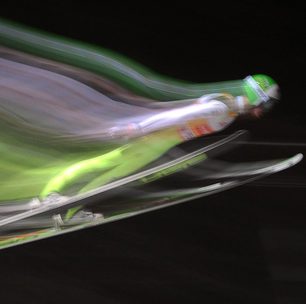 W tym odcinku przewodnika po skokach narciarskich, przygotowanego wspólnie z Akademią Wychowania Fizycznego w Krakowie, koncentrujemy się na tym, co jest istotą tej dyscypliny: czasie, który zawodnicy spędzają w powietrzu. O tym, jaką trajektorią lecą i co mogą zrobić, by lecieć jak najdłużej, ze współpracującym z polską kadrą biomechanikiem z AWF-u Piotrem Krężałkiem i byłym fizjoterapeutą kadry Rafałem Kotem rozmawia Grzegorz Jasiński.