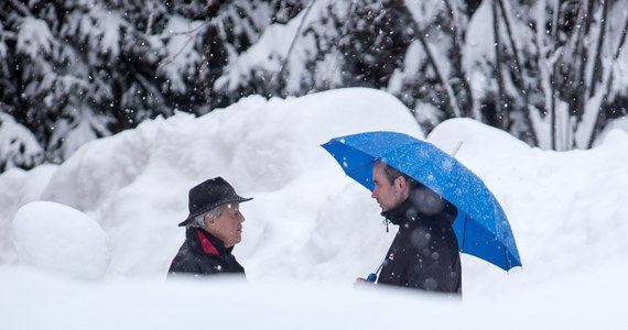 Grupa 50 Polaków, w tym dzieci w wieku od 2 do 8 lat, została uwięziona na wysokości 1835 metrów w kompleksie hotelowym Hochlienz w austriackim Tyrolu. Droga wyjazdowa została zasypana w wyniku intensywnych opadów śniegu. 