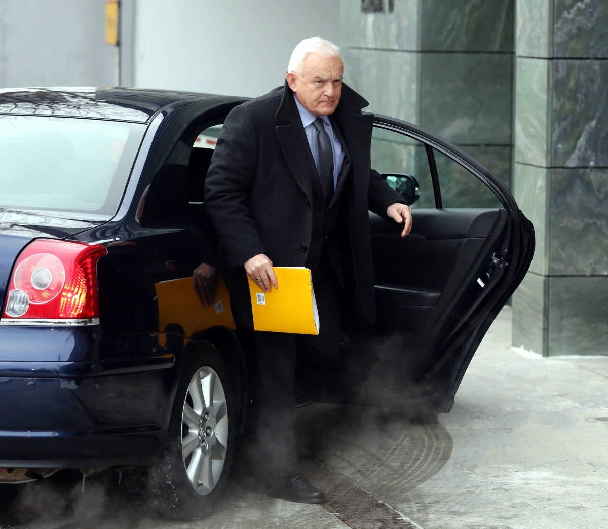 Policja w Sieradzu zatrzymała 55-letniego mężczyznę, podejrzewanego o atak na Leszka Millera. Wczoraj wieczorem napastnik uderzył szefa SLD w tył głowy foliową torebką napełnioną nieznaną substancją. Wykrzykiwał przy tym coś niezrozumiałego.