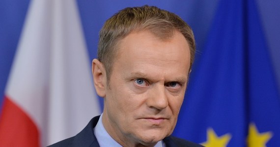 "Ja nie znam sprawy, nie męczcie mnie" - tak Donald Tusk zareagował na pytania dziennikarzy, którzy na konferencji prasowej próbowali się dowiedzieć, do kogo mogą zwrócić się o pomoc poszkodowani atakiem zimy. Na Lubelszczyźnie kilkadziesiąt miejscowości jest odciętych od świata, na Dolnym Śląsku wiatr pozrywał dachy. Premier zreflektował się kilkanaście minut po konferencji. Przyznał też, że o skali problemu dowiedział się dopiero od dziennikarzy. "Trochę jestem poirytowany ospałością" - stwierdził.