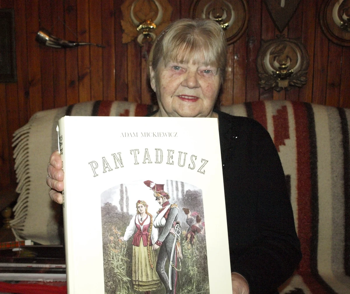 Wyrecytowanie 12 ksiąg "Pana Tadeusza" zajmuje jej 13,5 godziny. A recytuje je… z pamięci! Poznajcie panią Barbarę Mosler z Trzebiatowa, która zna każdy wers Mickiewiczowskiej epopei.