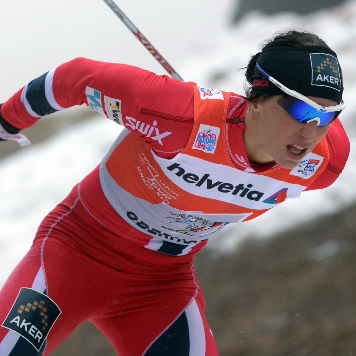 Skandynawskie media zachwycają się zwycięstwem Marit Bjoergen w biegu na 10 kilometrów techniką klasyczną w zawodach Pucharu Świata we włoskim Toblach. "Olimpijska  forma", "Narciarski demon", "Pokaz siły" - tak tytułują relacje z biegu. Zauważają też, że Justyna Kowalczyk, która na swoim koronnym dystansie zajęła dopiero 5. miejsce, była "wyraźnie zawiedziona".