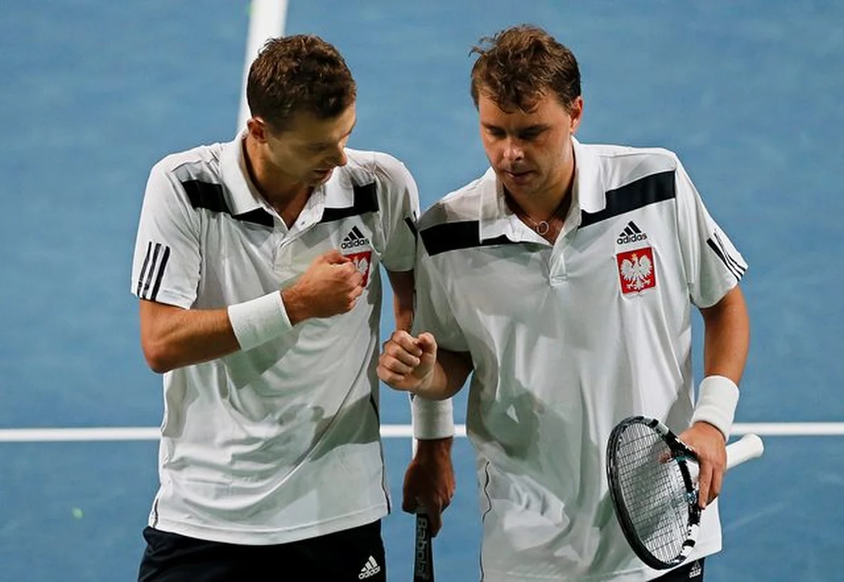 Mariusz Fyrstenberg i Marcin Matkowski pokonali w Moskwie Konstantina Krawczuka i Karena Chaczanowa 2:6, 6:4, 6:1, 6:0 w spotkaniu 1. rundy Grupy I Strefy Euro-Afrykańskiej Pucharu Davisa. Dzięki temu polscy tenisiści prowadzą w meczu z Rosją 2:1.