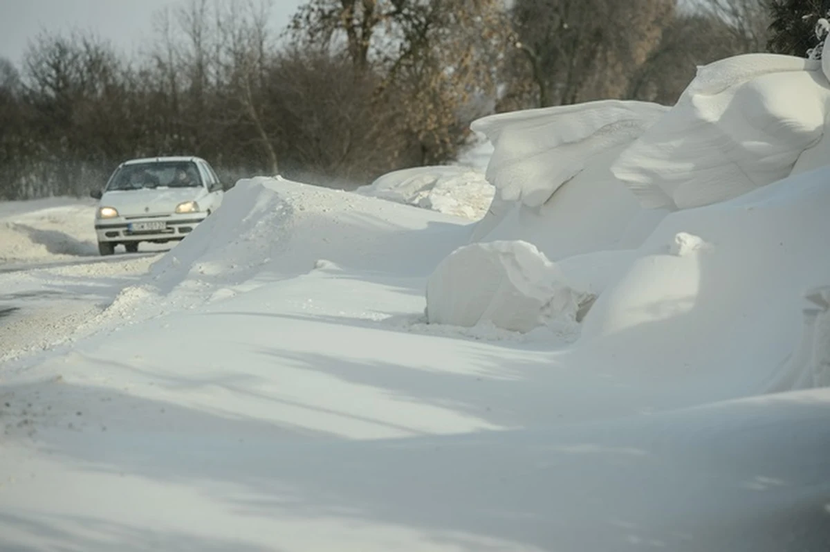 Dzieci z gminy Dołhobyczów na Lubelszczyźnie w poniedziałek nie pójdą do szkoły. Zajęcia odwołano na razie do środy - powodem są olbrzymie zaspy, które odcięły od świata setki osób. 