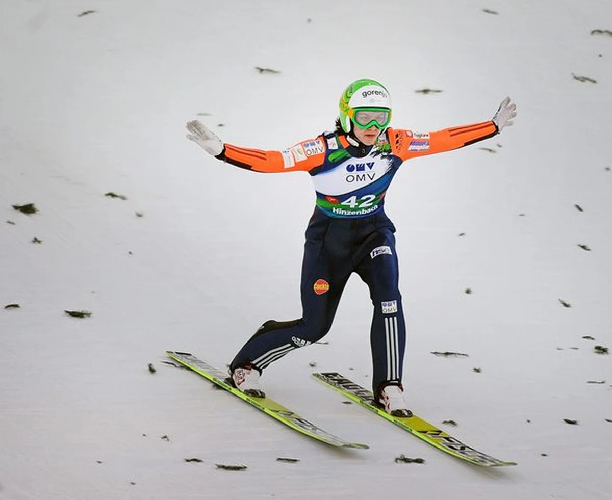 Telemark to wyłącznie sprawa stylu czy też kwestia bezpieczeństwa zawodników? W naszym przewodniku po skokach narciarskich eksperci Akademii Wychowania Fizycznego w Krakowie odsłaniają tajemnice ostatniej fazy skoku. Czy faktycznie zawodnicy mogą jeszcze tuż nad zeskokiem "walczyć o odległość"? Grzegorz Jasiński i Tomasz Staniszewski rozmawiają ze współpracującym z polską kadrą biomechanikiem z AWF-u Piotrem Krężałkiem i byłym fizjoterapeutą kadry Rafałem Kotem.