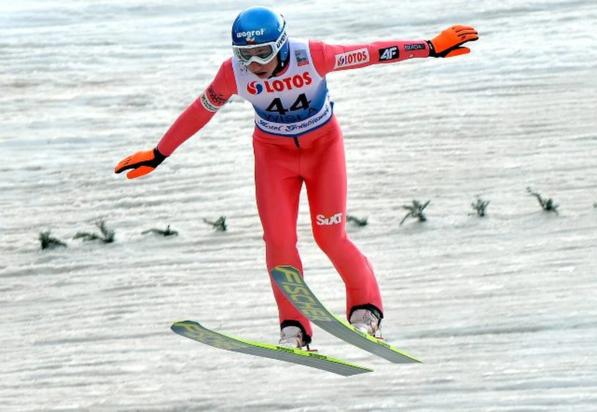 Reprezentacja Polski zdobyła złoty medal w konkursie drużynowym skoków narciarskich w mistrzostwach świata juniorów we włoskim w Val di Fiemme. Biało-czerwoni wystąpili w składzie: Aleksander Zniszczoł, Jakub Wolny, Krzysztof Biegun i Klemens Murańka.
