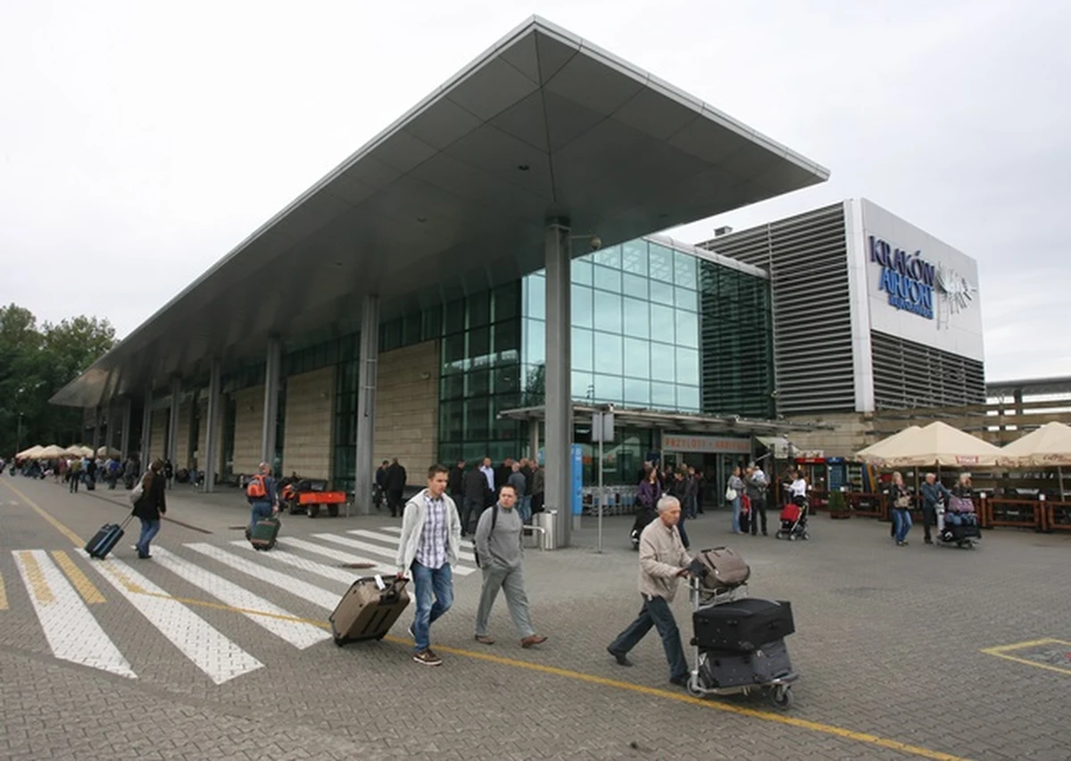 Kraków stracił najszybsze połączenie z lotniskiem w Balicach. PKP na ponad rok zamknęło szlak kolejowy i pociągi z dworca Głównego nie dowożą już pasażerów na samoloty. 