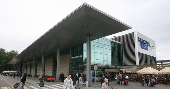 Kraków stracił najszybsze połączenie z lotniskiem w Balicach. PKP na ponad rok zamknęło szlak kolejowy i pociągi z dworca Głównego nie dowożą już pasażerów na samoloty. 