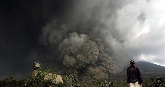 Do 16 wzrosła liczba ofiar śmiertelnych sobotniego wybuchu wulkanu Sinabung na Sumatrze - poinformowały w niedzielę rano lokalne władze. 