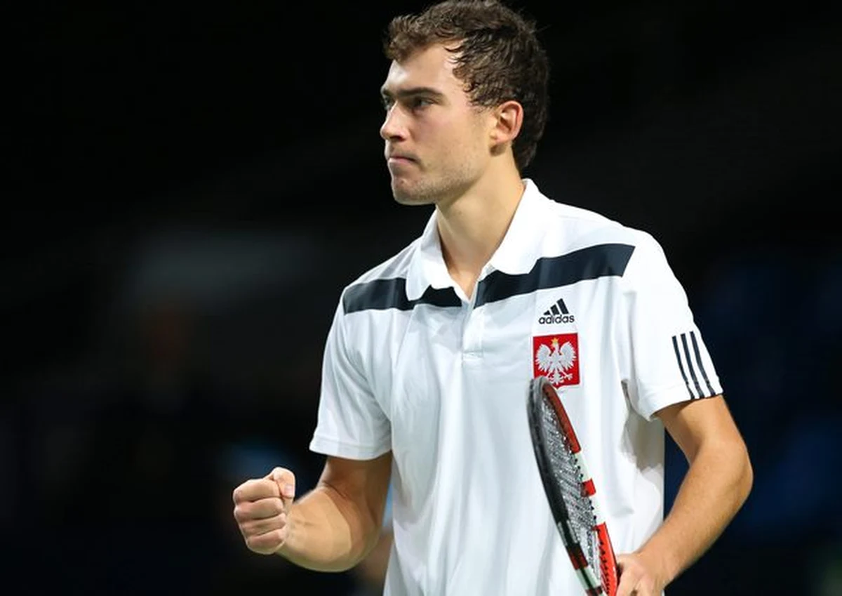 Polskim tenisistom do awansu do drugiej rundy Grupy I Strefy Euro-Afrykańskiej Pucharu Davisa brakuje tylko jednego zwycięstwa. Jako pierwszy w niedzielę przed szansą na zapewnienie triumfu w meczu z Rosją w Moskwie stanie Jerzy Janowicz.
