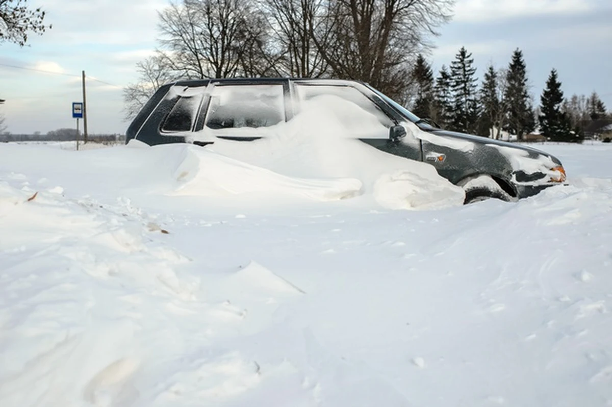 Dziesiątki kilometrów dróg w Lubelskiem wciąż ukrytych pod śniegiem. W powiecie hrubieszowskim czterdzieści procent dróg gminnych jest nieprzejezdnych, ale sytuacja ma się powoli zmieniać, bo idzie odwilż.