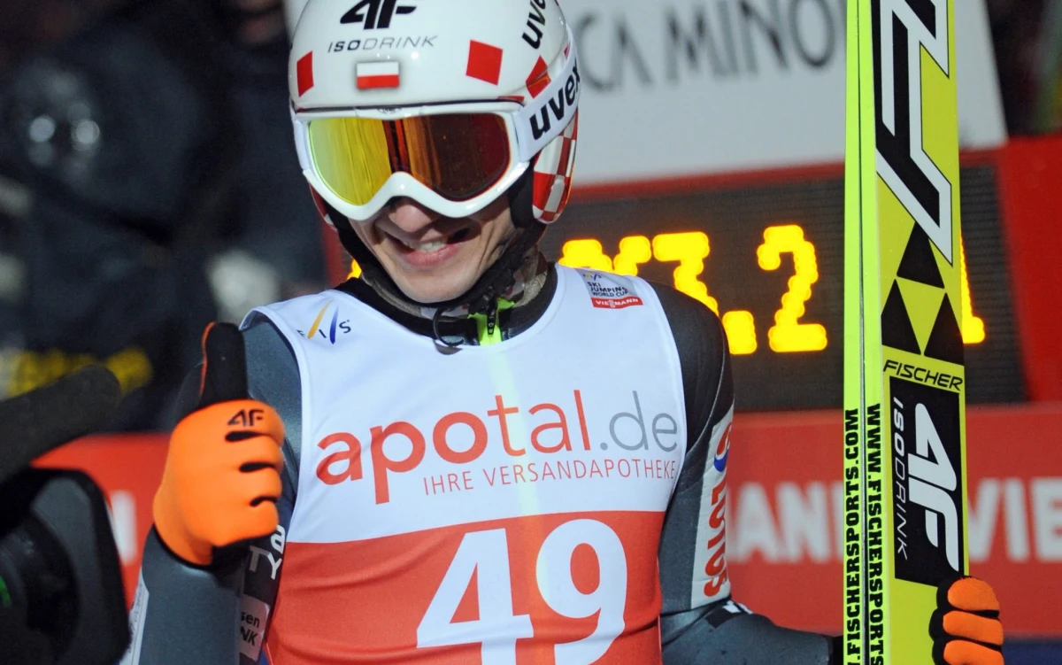 W skokach narciarskich częściej niż w większości innych dyscyplin mówimy o kombinezonach. Może jeszcze w pływaniu i łyżwiarstwie szybkim stroje budzą tak dużo kontrowersji. W kolejnej części przewodnika po skokach narciarskich, przygotowanego wraz z ekspertami Akademii Wychowania Fizycznego w Krakowie, rozmawiamy o tym, w czym kombinezon może pomóc i dlaczego może być przyczyną dyskwalifikacji. Piotr Krężałek i Rafał Kot ujawniają też, jak dobiera się narty i który z polskich skoczków najchętniej testuje nowe wiązania.