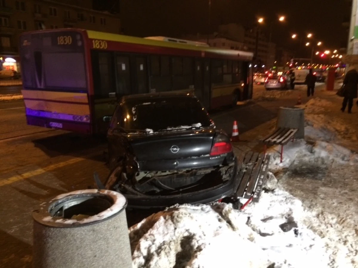 Najbliższe trzy miesiące spędzi w areszcie 44-letni kierowca, który w czwartek, prowadząc po pijanemu, wjechał w grupę pasażerów na przystanku autobusowym w Warszawie. Postawiono mu zarzuty prowadzenia pojazdu i spowodowania wypadku pod wpływem alkoholu. Grozi mu do 12 lat więzienia.