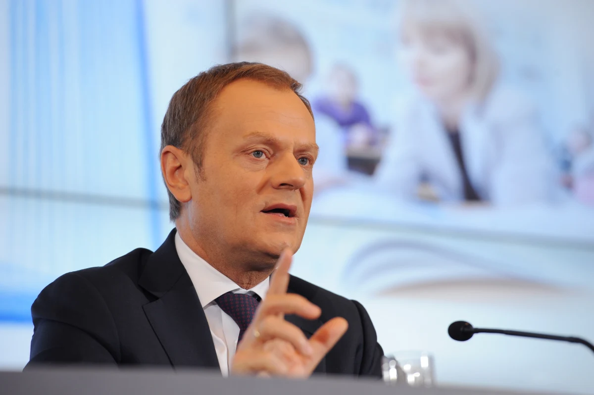 Zima to nie jest dobry czas dla polityków Platformy. Najpierw wicepremier Elżbieta Bieńkowska tłumaczyła pasażerom PKP, że "sorry, taki mamy klimat" i pociągi muszą mieć opóźnienia, a później Donald Tusk, pytany przez dziennikarzy o zasypane wioski w okolicach Hrubieszowa, rzucił: "nie męczcie mnie". Premier szybko się zorientował, że był to błąd i do akcji ruszyła lubelska wojewoda. Ale politycy - z prawa i lewa - nie szczędzą Platformie złośliwości.