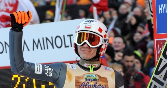 Kamil Stoch wygrał drugi konkurs skoków w niemieckim Willingen! Polak wyprzedził Niemca Severina Freunda i Słoweńca Petera Prevca. Dzięki zwycięstwu wrócił na pozycję lidera klasyfikacji generalnej Pucharu Świata. Dopiero 16. miejsce zajął w Willingen Maciej Kot, a 22. był Dawid Kubacki.