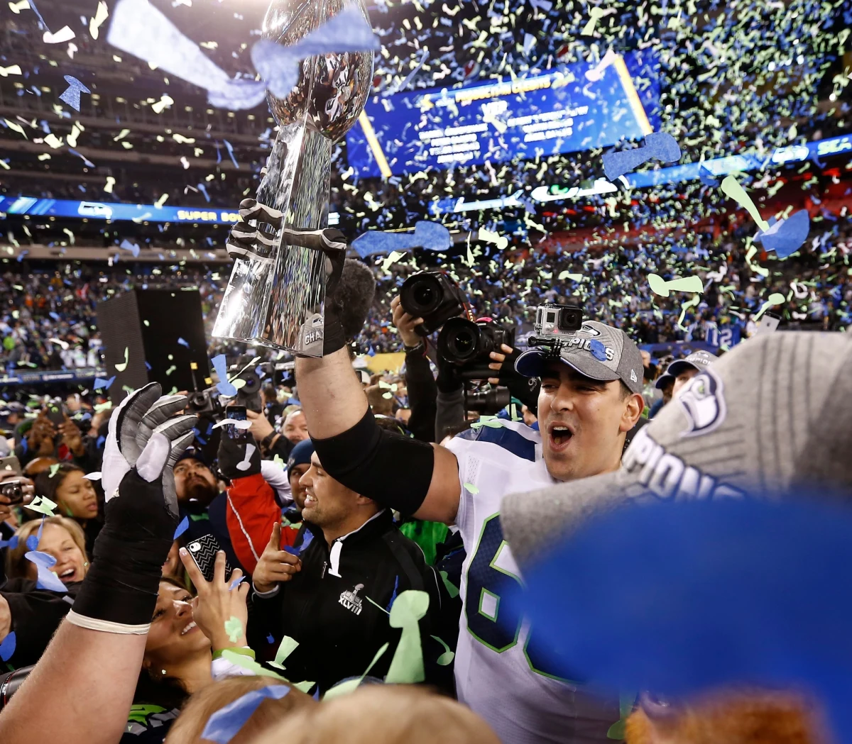 Drużyna Seattle Seahawks po raz pierwszy w historii wygrała Super Bowl, czyli finał ligi futbolu amerykańskiego NFL. Nadspodziewanie łatwo pokonała Denver Broncos 43:8. Po raz piąty zdarzyło się, że o mistrzostwo zagrały drużyny, które w sezonie zasadniczym mogły się pochwalić najlepszym atakiem (Broncos) i defensywą (Seahawks). Tylko raz górą był zespół specjalizujący się w ofensywie.