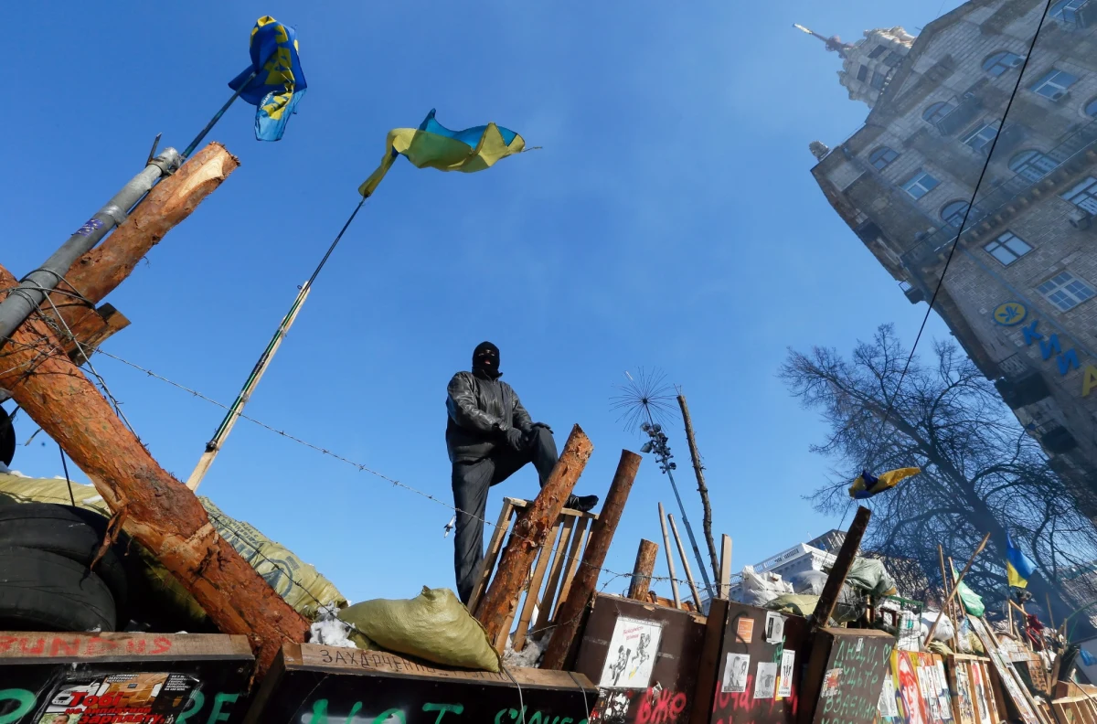 Demonstrujący na Majdanie w Kijowie zamontowali na barykadzie ekran zwrócony w kierunku kordonu milicji. Funkcjonariusze, chcąc nie chcąc, musieli oglądać m.in. reportaż o korupcji w swoich szeregach. Noc w stolicy Ukrainy minęła w spokojnie. 