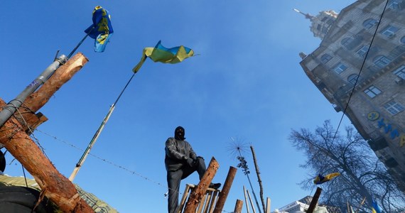 Demonstrujący na Majdanie w Kijowie zamontowali na barykadzie ekran zwrócony w kierunku kordonu milicji. Funkcjonariusze, chcąc nie chcąc, musieli oglądać m.in. reportaż o korupcji w swoich szeregach. Noc w stolicy Ukrainy minęła w spokojnie. 