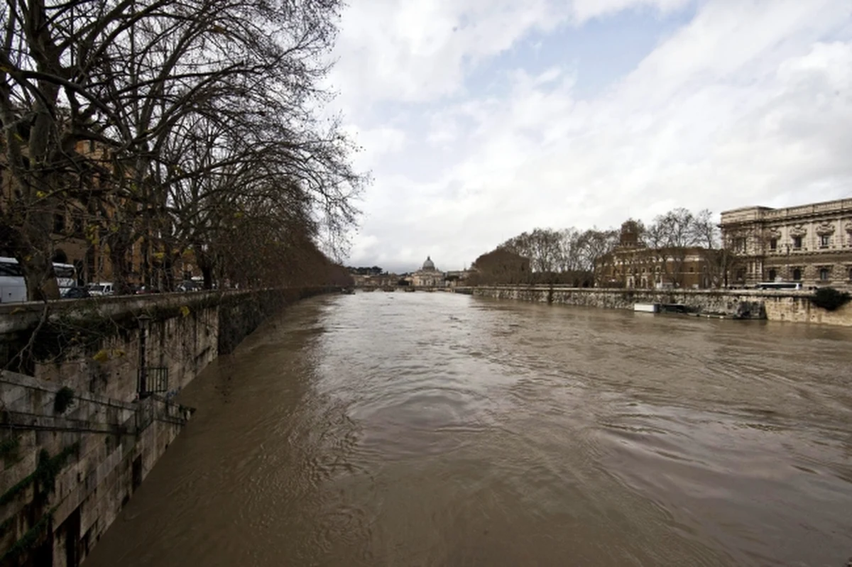 Władze Rzymu ogłosiły włoską stolicę miastem zamkniętym. To wynik lokalnych powodzi spowodowanych trwającymi od piątku ulew. Kierowane są apele, aby w związku z licznymi utrudnieniami nie przyjeżdżać do stolicy Włoch, o ile nie jest to konieczne. 
