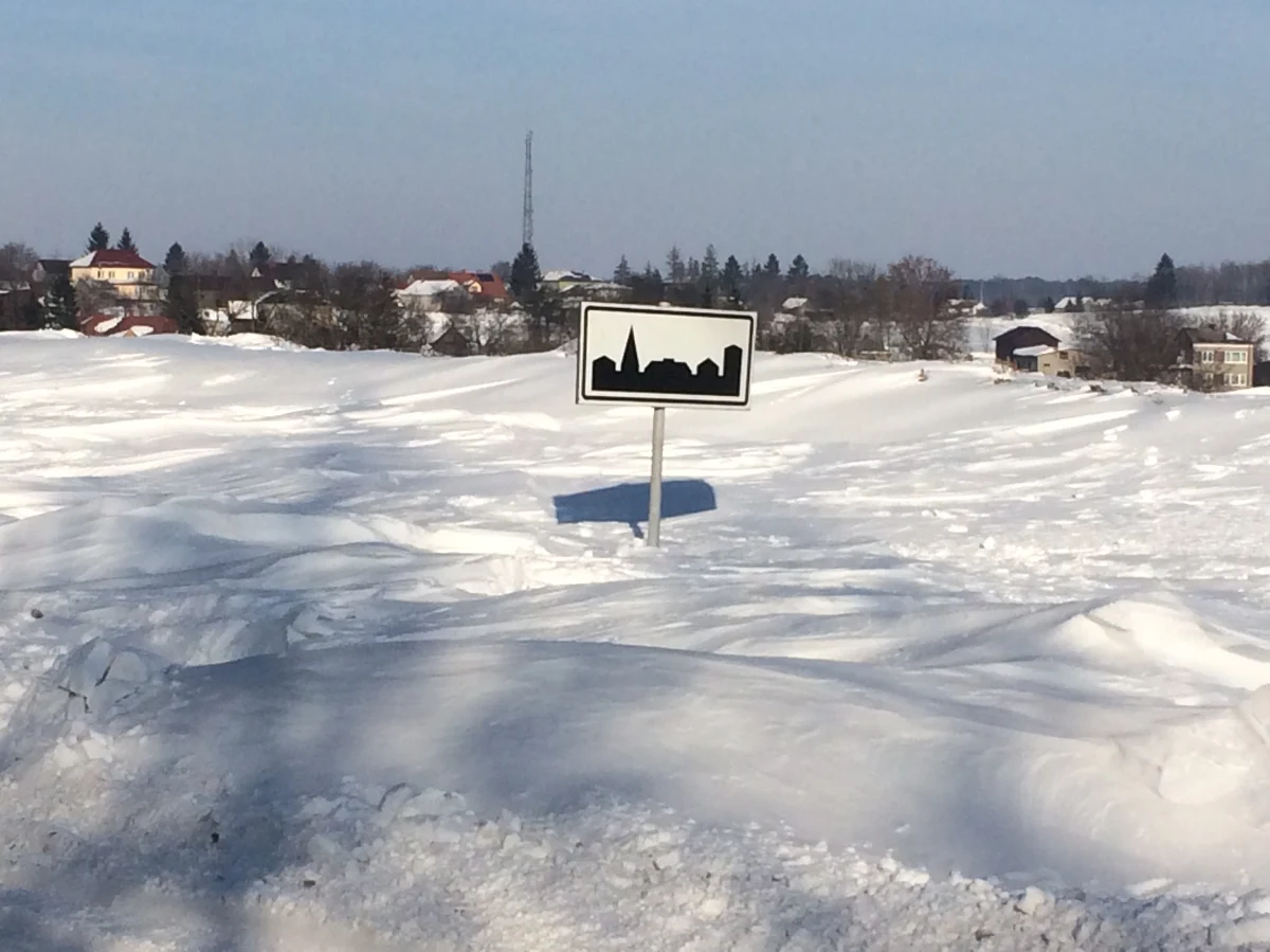 "Absolutnie nikt nie reaguje, nikt o nas nie myśli" - mówią rozgoryczeni mieszkańcy z okolic Dołhobyczowa na Lubelszczyźnie. Atak zimy sprawił, że w regionie odciętych od świata jest kilkanaście wiosek. 