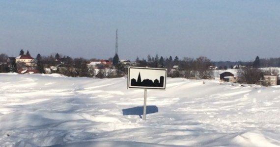 "Absolutnie nikt nie reaguje, nikt o nas nie myśli" - mówią rozgoryczeni mieszkańcy z okolic Dołhobyczowa na Lubelszczyźnie. Atak zimy sprawił, że w regionie odciętych od świata jest kilkanaście wiosek. 