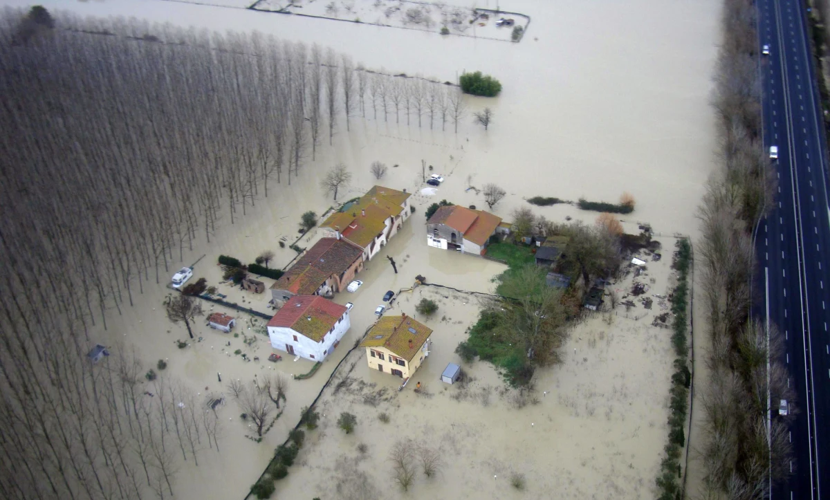 Na ponad 104 miliony euro wstępnie oszacowano we włoskim stołecznym regionie Lacjum straty powodziowe po kilkudniowych gwałtownych ulewach i burzach. Alarm z powodu zagrożenia hydrologicznego przedłużono do środy. 