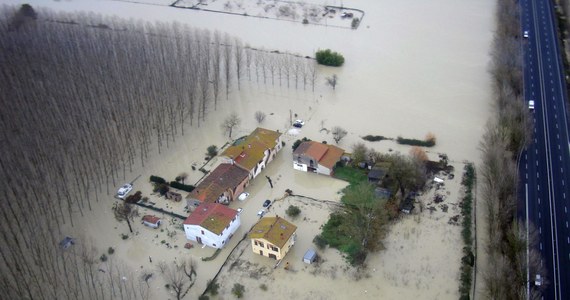 Na ponad 104 miliony euro wstępnie oszacowano we włoskim stołecznym regionie Lacjum straty powodziowe po kilkudniowych gwałtownych ulewach i burzach. Alarm z powodu zagrożenia hydrologicznego przedłużono do środy. 