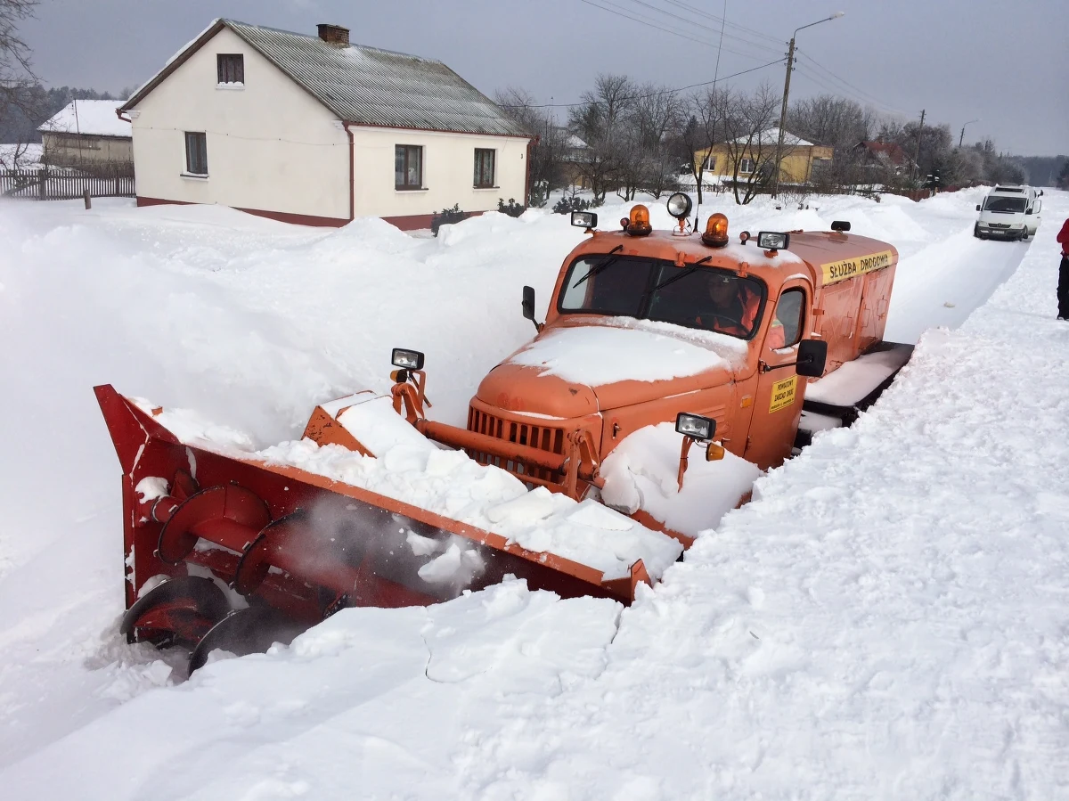 Kilka miejscowości w powiecie hrubieszowskim na Lubelszczyźnie wciąż jest odciętych od świata. W ubiegłym tygodniu niemal wszystkie trasy w tamtym rejonie zostały zawiane śniegiem.