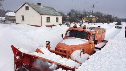 Trasy zawiane śniegiem. Kilka wsi wciąż odciętych od świata