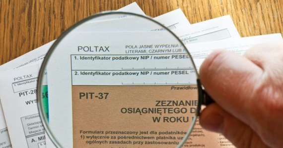 Wielu podatników znowu może znaleźć w swoich skrzynkach e-mailowych fałszywe oferty zwrotu podatku dochodowego za ubiegły rok, firmowane znakiem administracji skarbowej - ostrzega "Rzeczpospolita". Eksperci radzą, by ignorować takie wiadomości. Ministerstwo Finansów nie wyklucza, że skieruje sprawę do prokuratury.