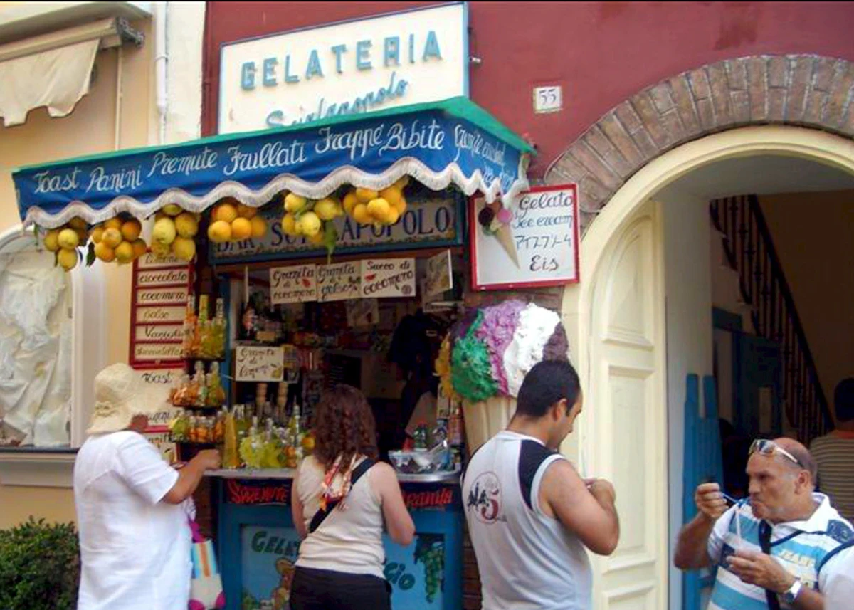 Mimo licznych wysiłków podejmowanych przez rząd Enrico Letty i poprzedni gabinet Mario Montiego, we Włoszech wciąż na porządku dziennym są oszustwa podatkowe w handlu. Świadczą o tym m.in. dane z Rzymu, gdzie w trzech sklepach na pięć nie są wydawane paragony fiskalne.